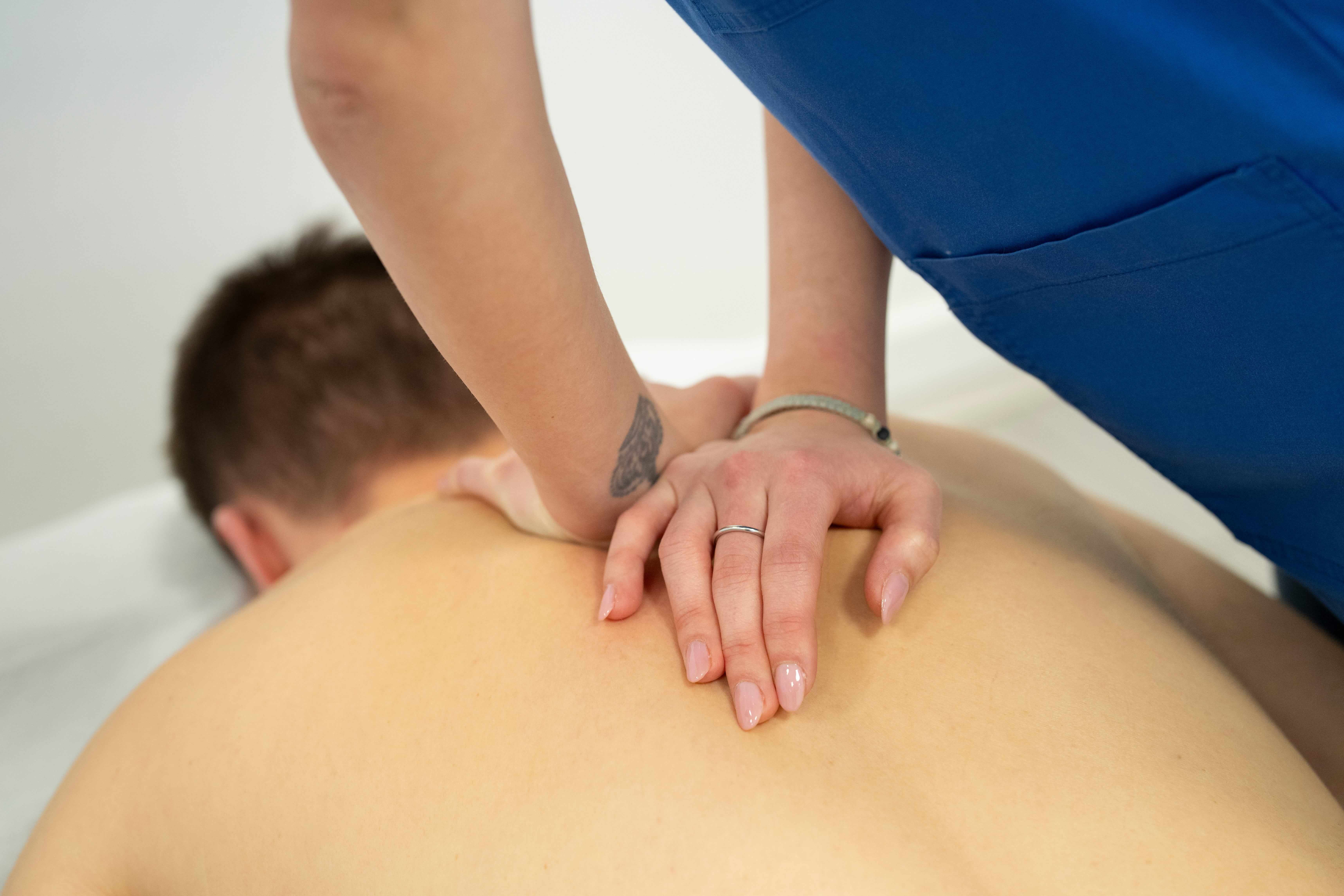 Stefania Carcano al lavoro — trattamento osteopatico