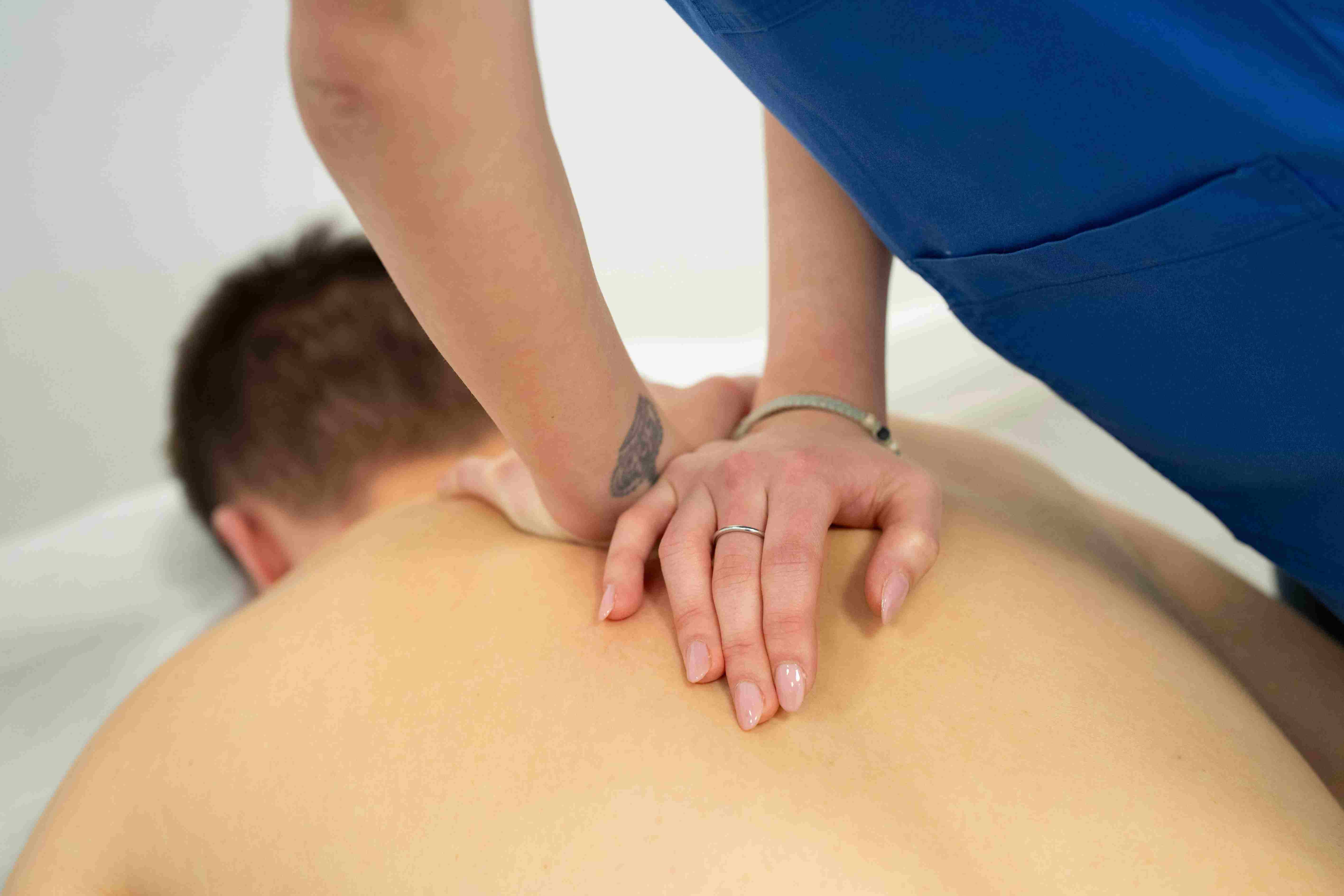 Stefania Carcano al lavoro — trattamento osteopatico